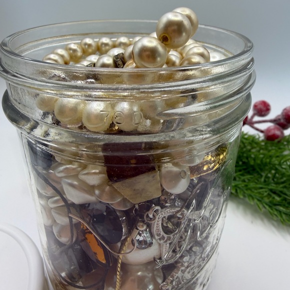 Elegant Pearl and Gold Jewelry Jar 🏺 Collection - Picture 8 of 17
